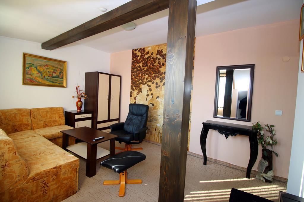 בנסקו Hotel Riskyoff מראה חיצוני תמונה